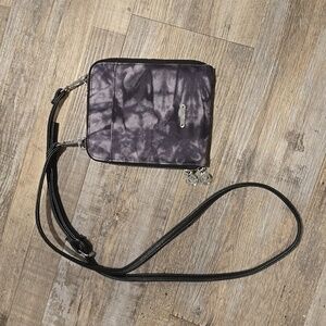 Coco + Carmen Crossbody Wallet Purse NWOT​‎